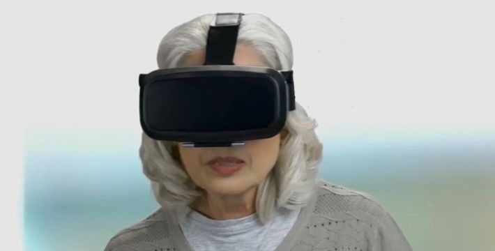 Mujer senior usando gafas de realidad aumentada en el Día Internacional de las Mujeres