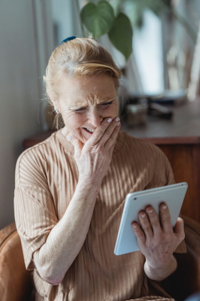 Mujer adulta sorprendida mirando su tablet, reflejando la reacción ante nuevas tecnologías y la evaluación de tu posición digital.