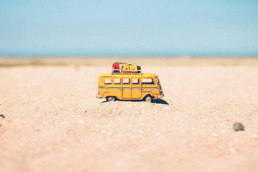 Autobús amarillo cargado con maletas, simbolizando el viaje y el descanso asociado con las aventuras.