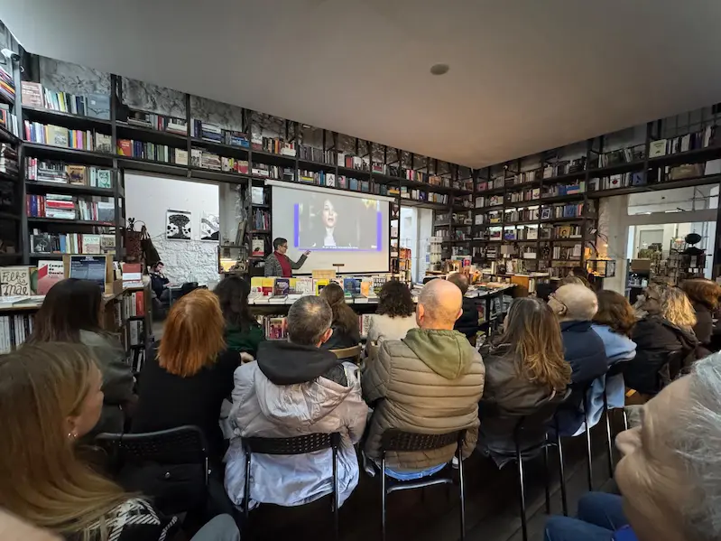 Vista geral da conferência Biologia da Esperança na livraria Centésima Página, em Braga, com o público a assistir à palestra sobre a cura pela mente.